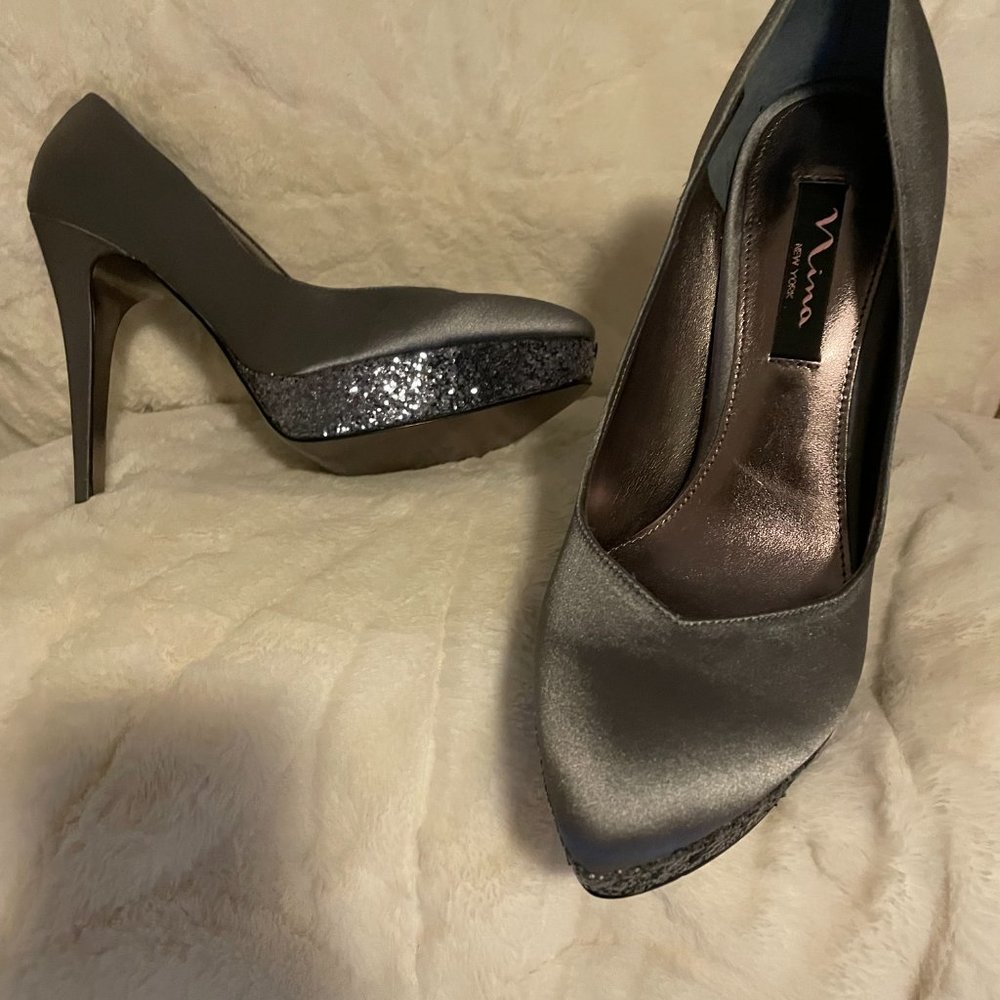 Nina 9M Grey 5 1/2" pump NEVER WORN